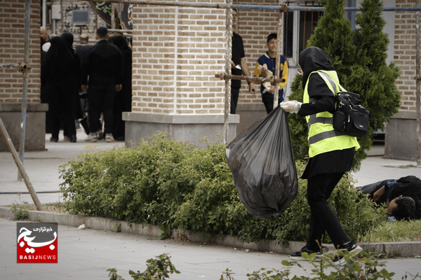 دست‌هایی که مسیر عزاداران اردبیلی را تمیز می‌کند