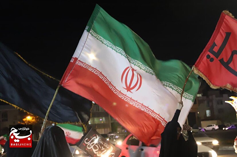 پرچم عزت بر دوش مردان انقلاب