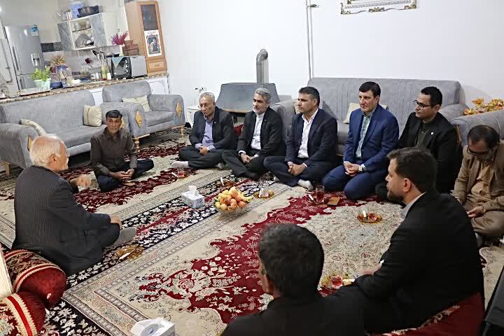 تجلیل  رئیس مرکز وکلای قوه قضائیه استان از خانواده‌های شهدای جنگ رمضان