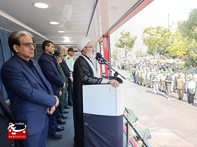 دشمن با  جنگ ترکیبی درصدد تجزیه کشور است/ زدن ناو آمریکایی افسانه نیست/ اساس انقلاب مشروطه مبارزه با بیگانگان بود