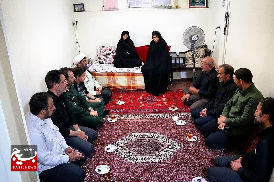 دیدار سردلر سهندی فرمانده سپاه  استان زنجان با خانواده شهدای حمله آمریکا