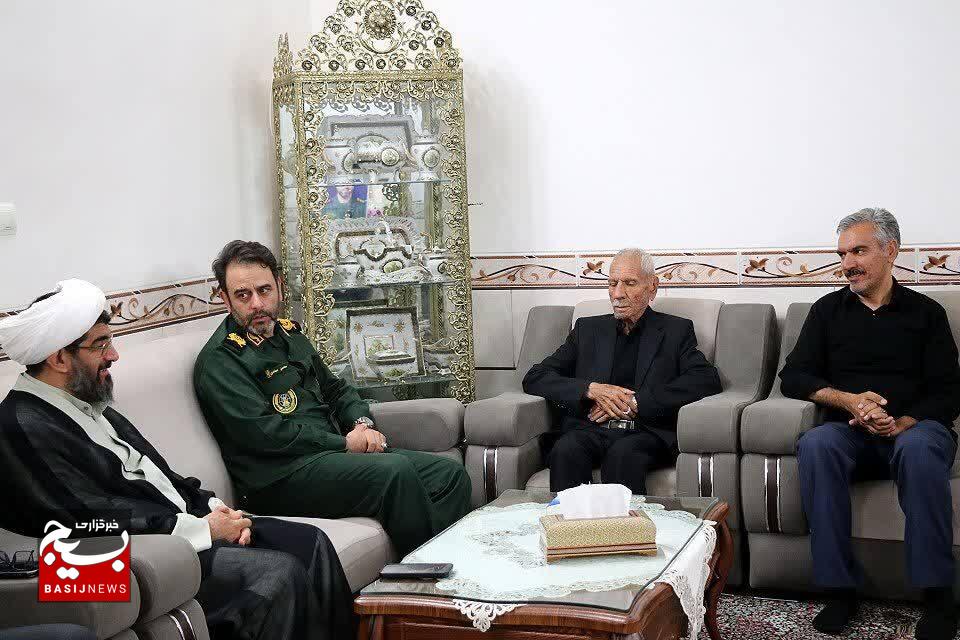 دیدار سردار سهندی فرمانده سپاه استان زنجان با خانواده شهدای حمله آمریکا