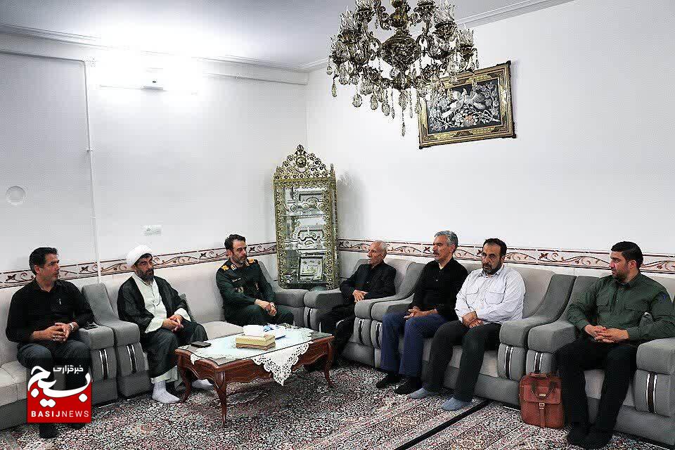 دیدار سردار سهندی فرمانده سپاه استان زنجان با خانواده شهدای حمله آمریکا