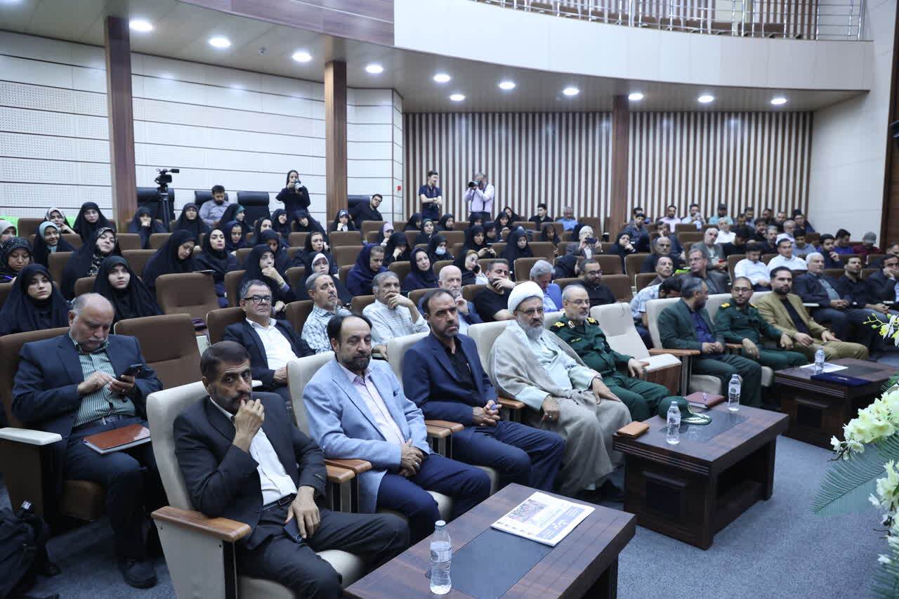 رسانه فاصله میدان نبرد و خیابان را از بین برد/خبرنگاران، صاحبان میدان امید و منادیان وحدت بودند رسانه فاصله میدان نبرد و خیابان را از بین برد/خبرنگاران، صاحبان میدان امید و منادیان وحدت بودند