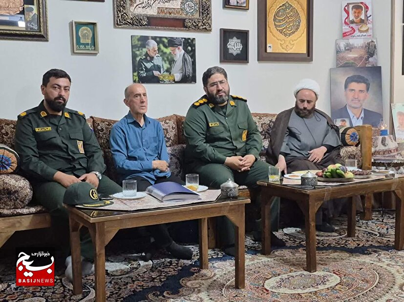 دیدار مسئولان مهرشهر کرج، با خانواده شهید مدافع حرم عبدالرشید رشوند