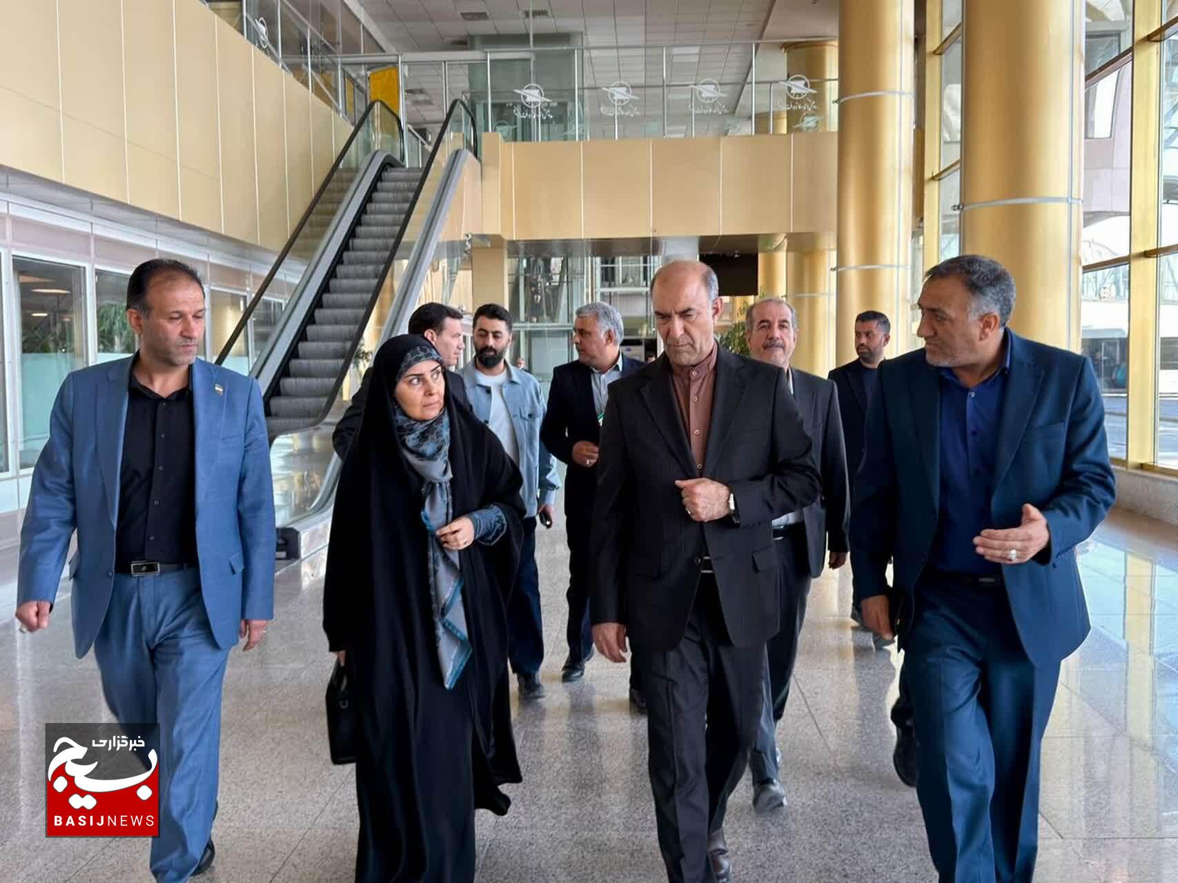 بازدید وزیر راه و شهرسازی از روند جابه‌جایی زائران در فرودگاه مشهد