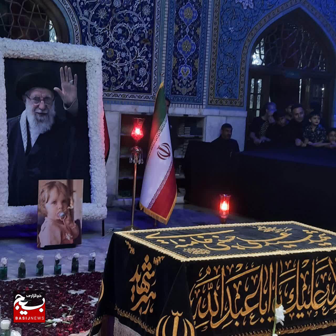 قاب ماندگار از مزار مطهر رهبر شهید انقلاب و شهدای خانواده ایشان در رواق دارالذکر حرم امام رضا (ع)