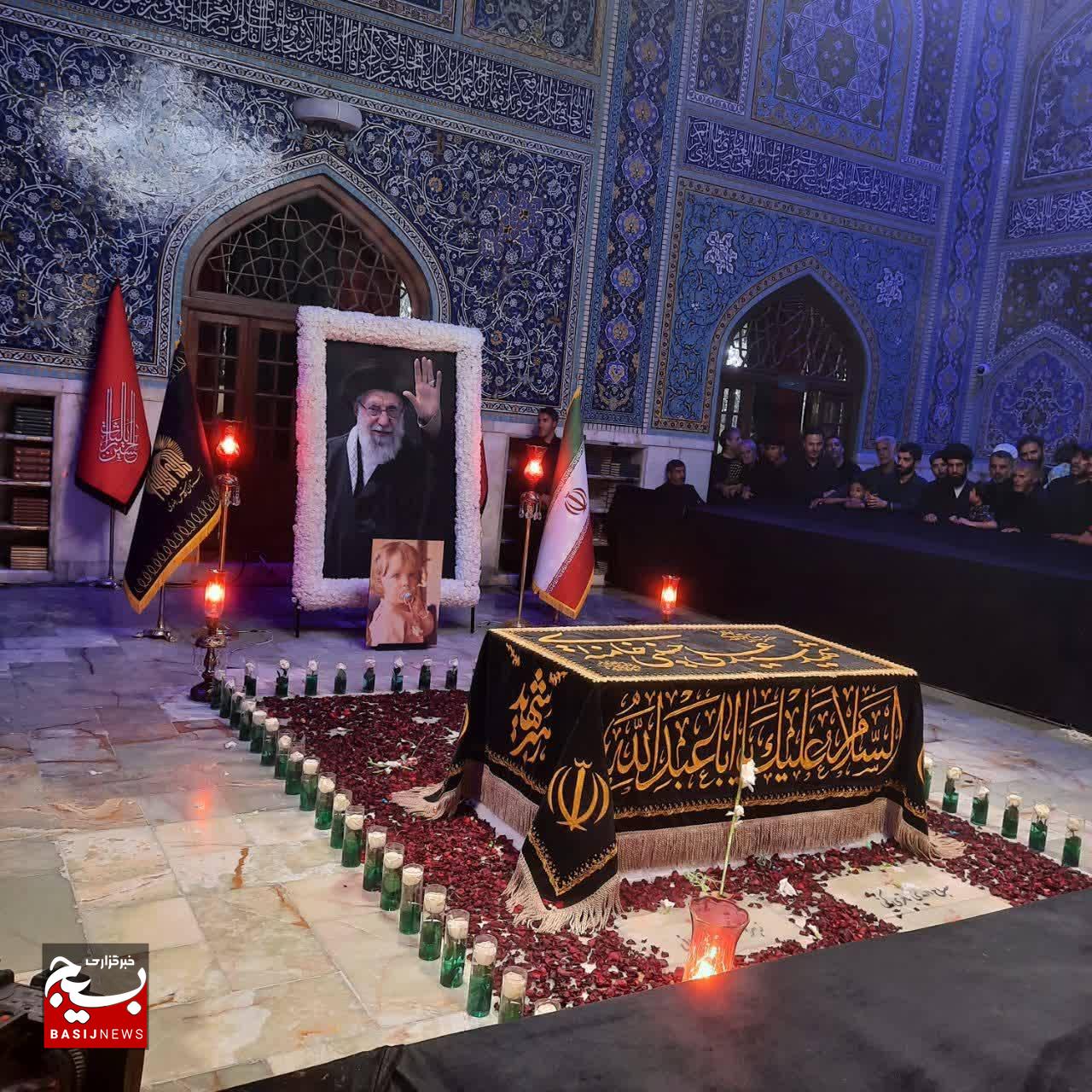 قاب ماندگار از مزار مطهر رهبر شهید انقلاب و شهدای خانواده ایشان در رواق دارالذکر حرم امام رضا (ع)