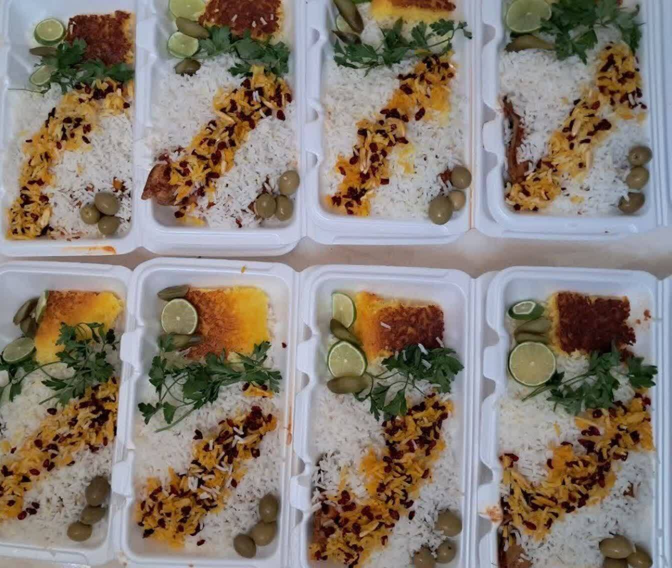 ۷۰۰ پرس غذای متبرک رضوی مهمان سفره بیماران اراک شد