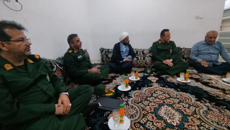 دیدار فرمانده سپاه امام حسین(ع) دلوار با آزاده دفاع مقدس ابراهیم مرادی