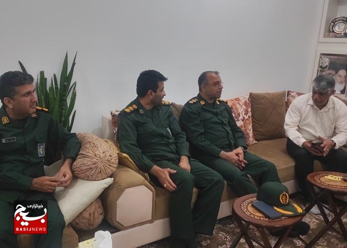 دیدار جمعی از مسئولان گناوه با آزادگان سرافراز در منازل آنان