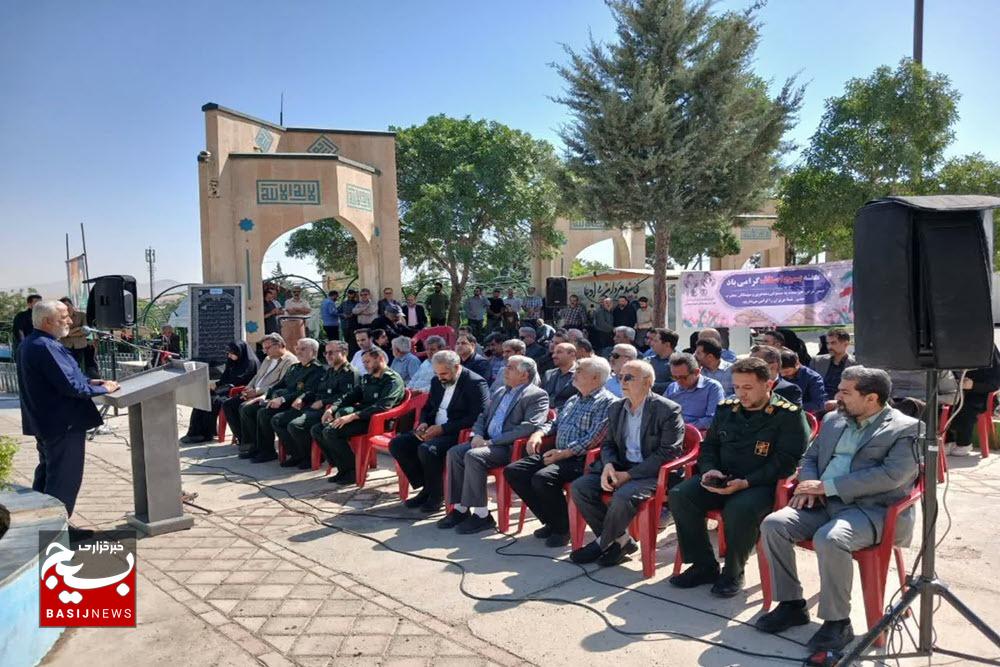 غبارروبی و عطر‌افشانی مزار مطهر شهدای همدان به مناسبت هفته بسیج اصناف و بازاریان