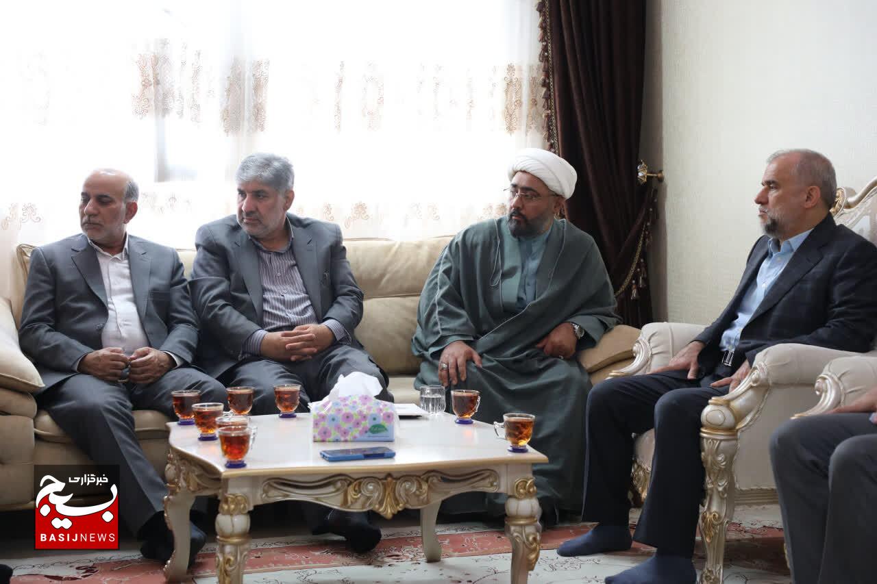 مدیرعامل صندوق ذخیره بسیجیان با خانواده شهدا در تبریز دیدار کرد