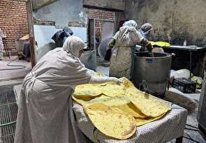پخت ۱۲ هزار قرص نان از سوی بانوان بسیجی پاسارگادی برای زائران اربعین