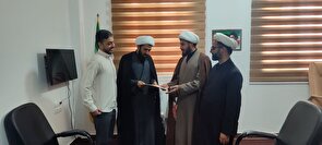 تجلیل مسئول نمایندگی ولی‌فقیه در سپاه ناحیه بندرلنگه از امام جمعه بندر چارک به پاس خدمات فرهنگی و انقلابی