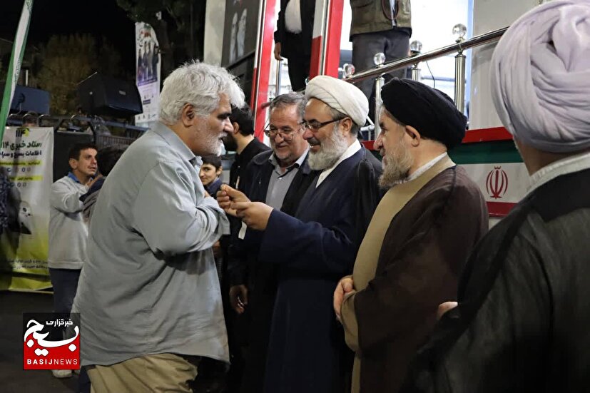 مدال «راویان بعثت مردم» بر سینه مدیر گروه جهادی رسانه شهید حیدرنیا 