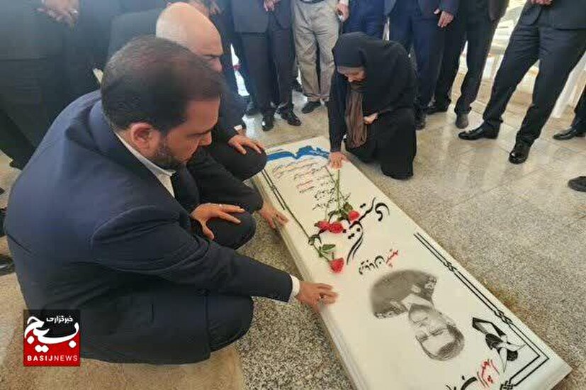 ادای احترام وزیر راه و شهرسازی و استاندار خوزستان به مقام شامخ شهید تنگسیری در آبادان