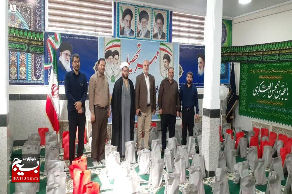 توزیع بسته لوازم‌التحریر بین دانش‌آموزان نیازمند بخش مرکزی کبودراهنگ
