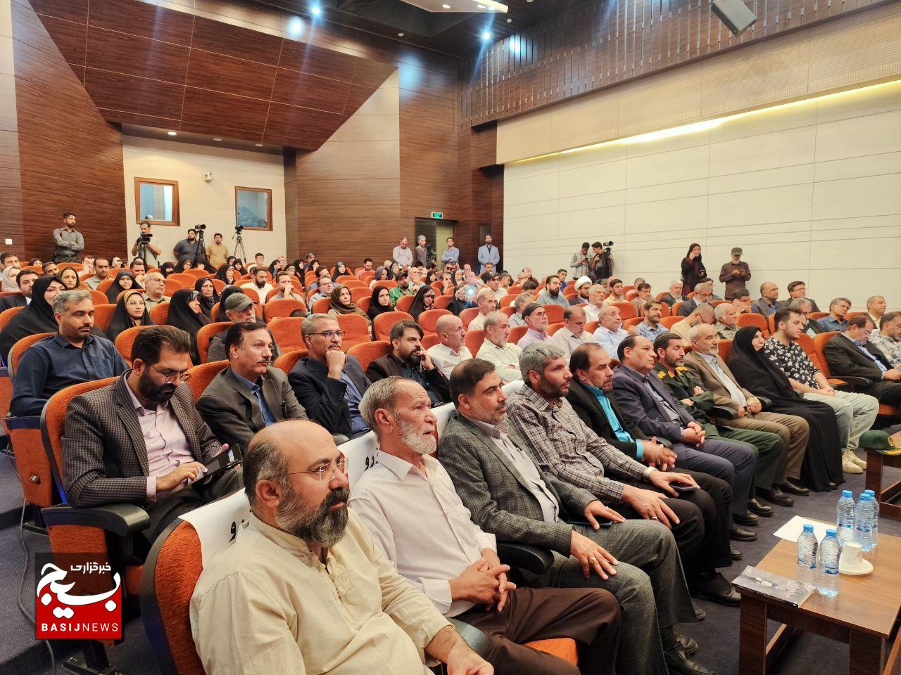 رونمایی از دو اثر فاخر هنری و دفاع مقدس در تالار فرهنگ‌وهنر کرمان