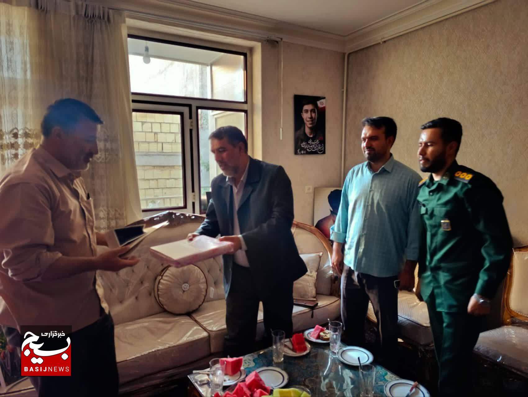 دیدار فرمانده سپاه ناحیه استان زنجان با خانواده شهدا