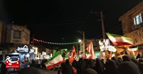 بانوان گتوند با پرچم های سه‌رنگ، فریاد «مرگ بر آمریکا» را به آسمان شب میکشند