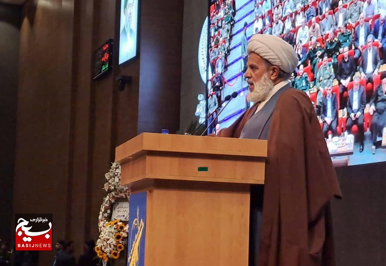 عزت جمهوری اسلامی و نیروهای مسلح در سایه تسلیم در برابر خدا و حرکت در مسیر ولایت است