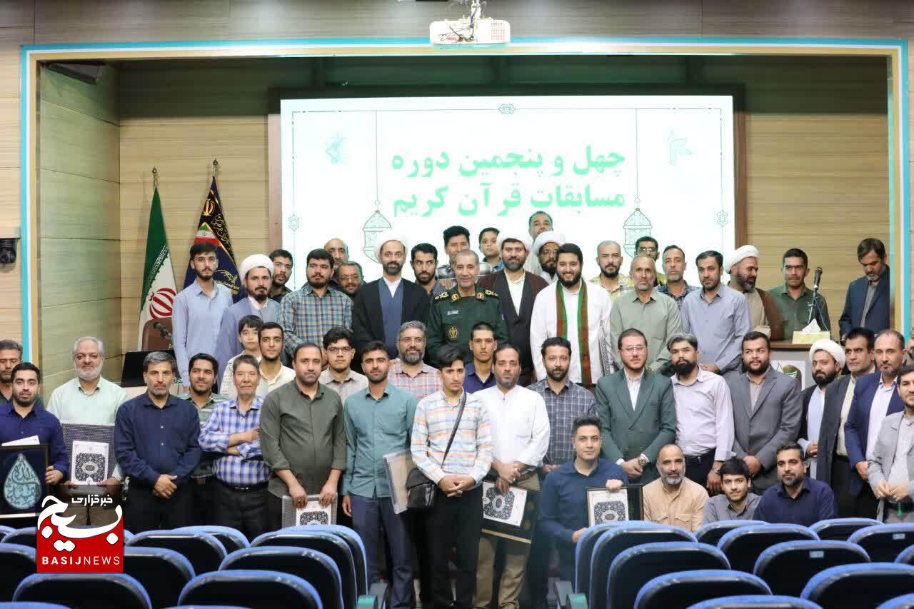 طنین تلاوت جهادگران قرآنی قرارگاه ثامن‌الائمه(ع) در جوار بارگاه رضوی