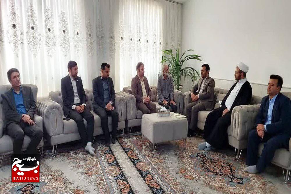 دیدار فرماندار کبودراهنگ با خانواده شهید والامقام احمد یادگاری در نخستین روز هفته دولت+تصاویر