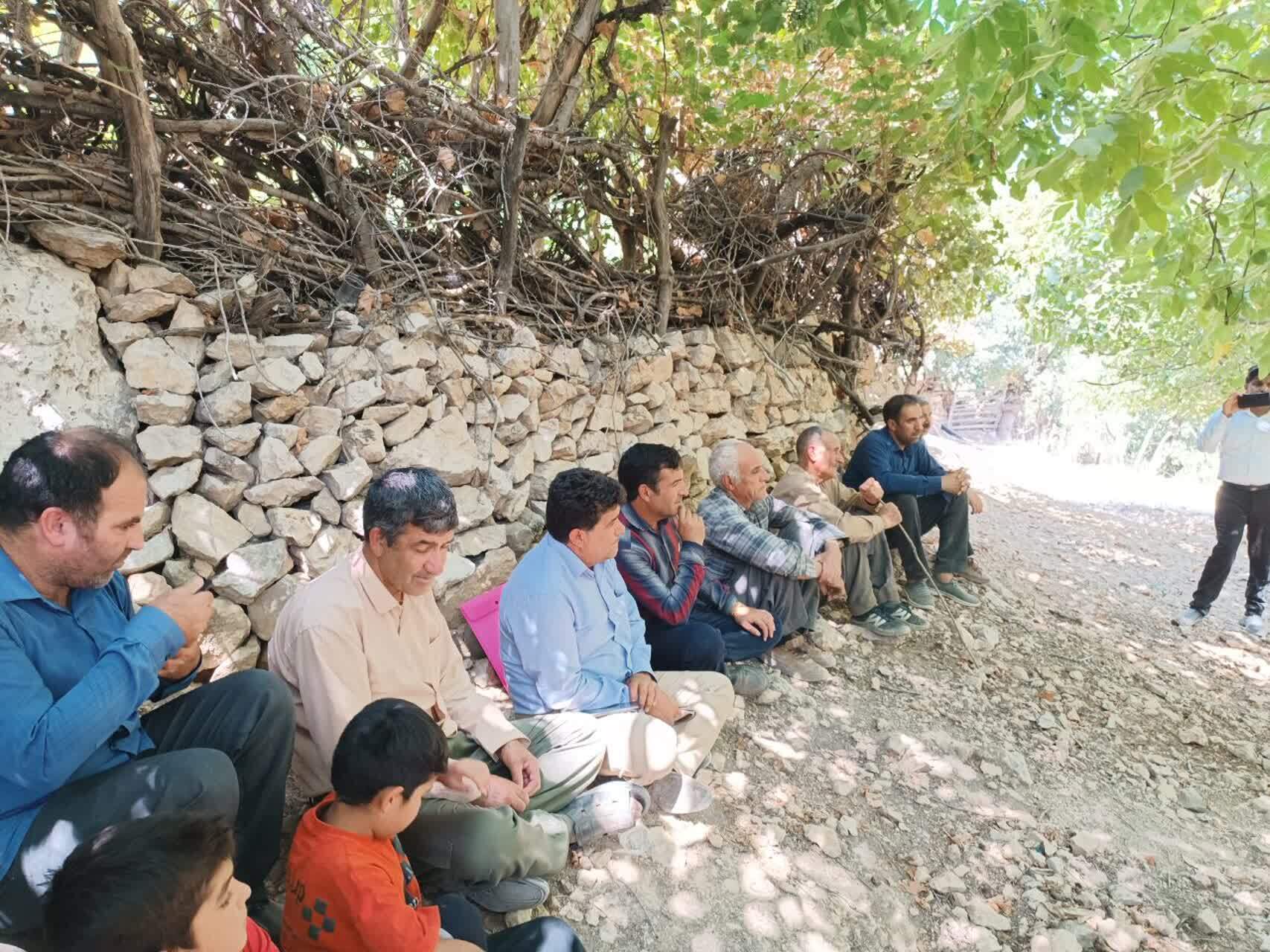 بسیج کشاورزی بویراحمد در کنار باغداران و کشاورزان روستای پراشکفت
