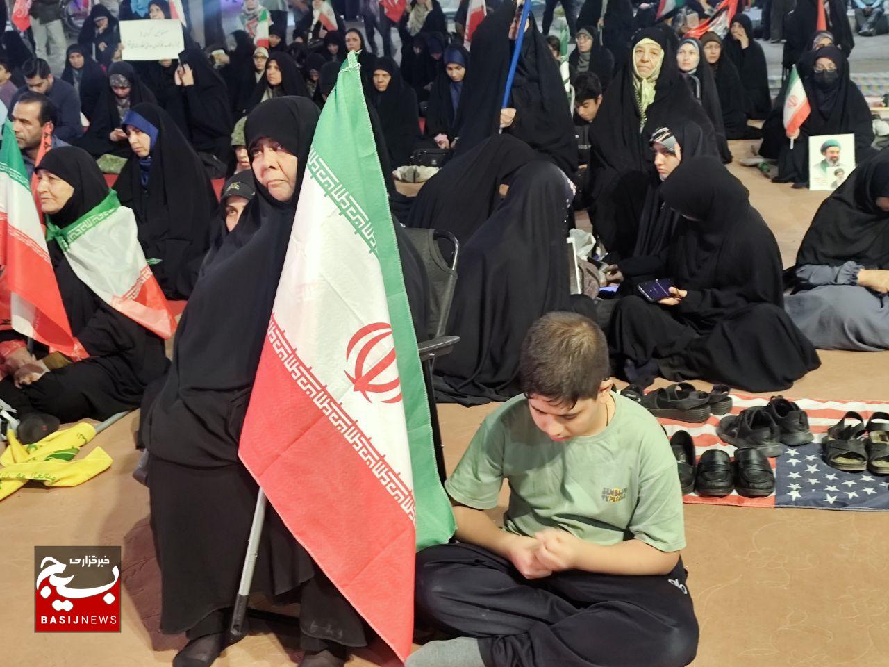 مردم دیار کریمان در شب‌های اقتدار، پای کار انقلاب و ولایت ایستادند / حماسه شب ۱۷۹ در میدان کوثر کرمان