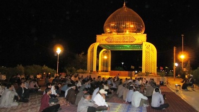 طنین دعای ابوحمزه ثمالی در تپه نورالشهدای فرخشهر
