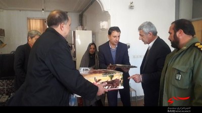 مسئولین شهرستان سامان با خانواده شهید سهراب شریعتی دیدار کردند./ عکس: پریسا رمضانی