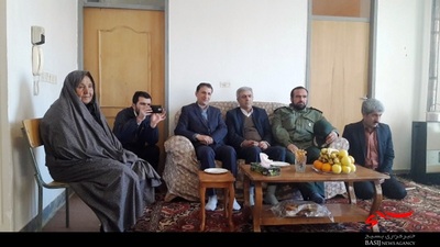مسئولین شهرستان سامان با خانواده شهید سهراب شریعتی دیدار کردند./ عکس: پریسا رمضانی
