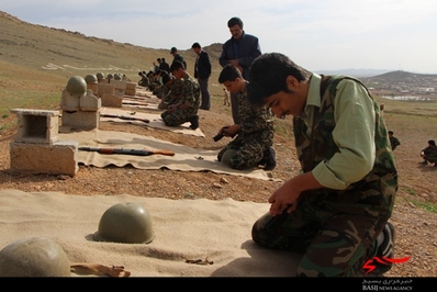 اردوی عملی آمادگی دفاعی و میدان تیر دانش آموزان در شهرستان بن/عکس: فاضل محمدی