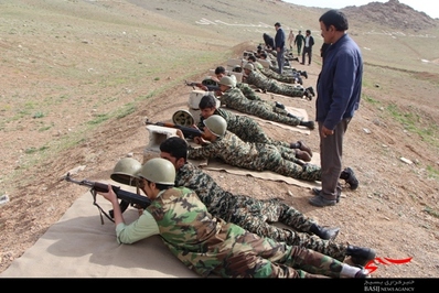 اردوی عملی آمادگی دفاعی و میدان تیر دانش آموزان در شهرستان بن/عکس: فاضل محمدی