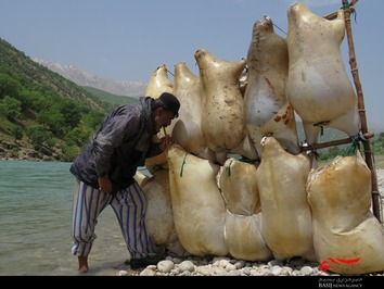 نحوه عبور از رودخانه با پوست گوسفند