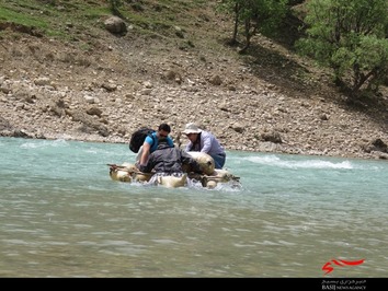 نحوه عبور از رودخانه با پوست گوسفند