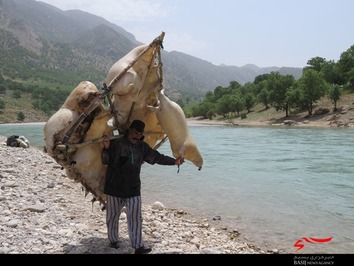 نحوه عبور از رودخانه با پوست گوسفند