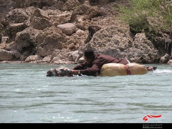 نحوه عبور از رودخانه با پوست گوسفند