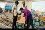 جهادگران دانش آموز بسیجی برادر  و فرهنگی بسیجی در حال تعمیر میز و صندلی مدرسه