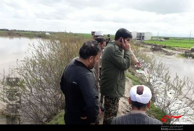 گروه جهادی 25 نفره استان البرز در حال خدمت رسانی به مردم سیل زده گلستان