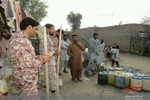 امدادرسانی پاسداران و بسیجیان در مناطق سیل زده شهرستان سرباز
