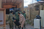 کمک رسانی بسیجیان سپاه فتح به خانواده‌های آسیب دیده زلزله سی تخت