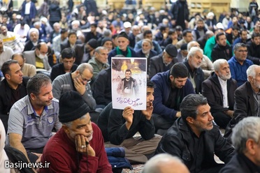 وداع با شهید حسن مختارزاده در حرم بانوی کرامت
عکس از علی بهرامی