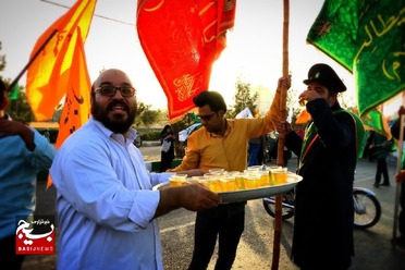 شادپیمایی مردم قم در روز عید غدیر خم
عکس از محمد حسین تقی زاده
