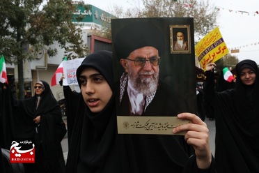 راهپیمایی ۱۳ آبان در قم
عکس از هدی حاج غفاری