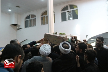 آیین تشییع و تدفین شهید گمنام در دانشگاه فنی‌وحرفه‌ای دختران استان قم

عکس از دانیال قنبری