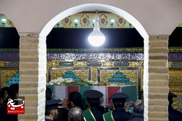 خاکسپاری شهید گمنام دربوستان شهید دل آذر قم

عکس از سیدمحمدمهدی قدس‌علوی