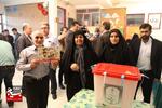 حضور خانواده اولین شهید بسیجی مدافع حرم در پای صندوق رأی
