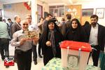 حضور خانواده اولین شهید بسیجی مدافع حرم در پای صندوق رأی